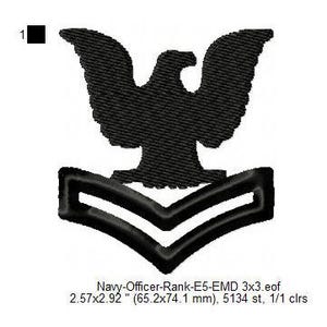 Puede incluir: Parche bordado negro que representa un águila estilizada con las alas extendidas sobre dos chevrones. El parche está etiquetado como "Navy-Officer-Rank-E5-EMD 3x3.eof 2.57x2.92" (65.2x74.1 mm), 5134 st, 1/1 clrs".