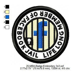 Könnte beinhalten: Ein gestickter schwarzer und weißer Aufnäher mit dem Text "Life Long Member of Facebook Jail". Der Aufnäher zeigt ein blaues Facebook-Logo in einer Gefängniszelle.