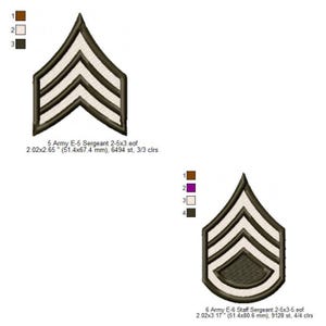 Op de afbeelding: Twee geborduurde militaire rangtekens. De bovenste is een Sergeant E-5 rang, 51,4 x 67,4 mm. De onderste is een Stafsergeant E-6 rang, 51,4 x 80,6 mm. De tekst geeft de grootte en het type rang aan.