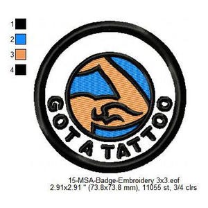 Könnte beinhalten: Runder, gestickter Aufnäher mit dem schwarzen Text "GOT A TATTOO". Das Design zeigt einen Arm, der sich in Blau und Beige beugt, umgeben von einem schwarzen Rand. Größe: 73,8 x 73,8 mm.