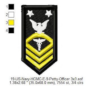 Op de afbeelding: Geborduurd US Navy Petty Officer-insigne. De zwart-gouden patch heeft een witte adelaar, sterren en chevrons. De afmetingen zijn 3,5 x 6,8 cm.