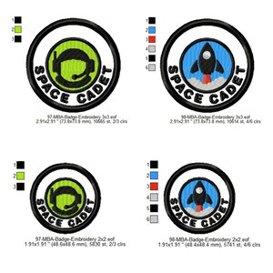 Könnte beinhalten: Zwei Stickmuster für einen Space Cadet-Aufnäher. Das erste Design zeigt einen grünen Astronautenhelm mit einem Mikrofon. Das zweite Design zeigt eine blaue Rakete mit weißen Wolken. Beide Designs sind in einem Kreis mit dem Text "SPACE CADET" außen herum.
