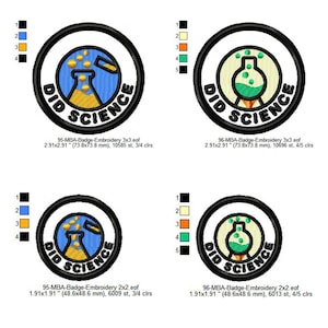 Puede incluir: Cuatro diseños de bordado para un parche redondo con un vaso de precipitados, burbujas y el texto "Did Science". Los diseños están disponibles en dos tamaños, 2x2 pulgadas y 3x3 pulgadas. Los colores son negro, blanco, amarillo, naranja, verde y azul.