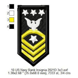 Op de afbeelding: Een geborduurde patch in zwart en goud met een witte adelaar en sterren, die de rang van Chief Petty Officer in de Amerikaanse marine voorstelt. De patch is 3,5 cm bij 6,8 cm en heeft drie gouden strepen.