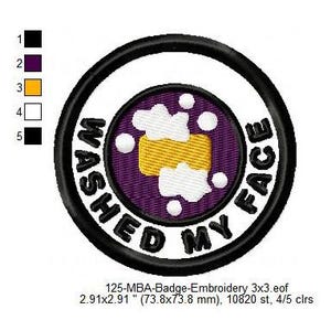 Peut inclure: Écusson brodé rond avec le texte "WASHED MY FACE" en noir. Il présente un motif violet et jaune, avec une bordure noire et des accents blancs. Le patch mesure environ 7,4 cm de diamètre.