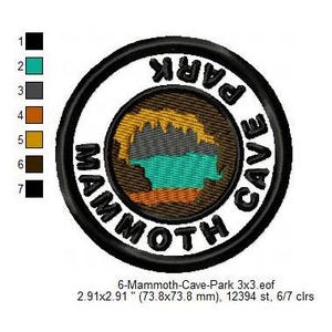 Puede incluir: Un parche redondo bordado de color marrón, amarillo y verde con el texto "MAMMOTH CAVE PARK" en un círculo blanco. El parche tiene un diámetro de 73,8 mm y 6 colores.
