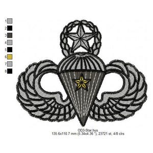Op de afbeelding: Een geborduurde grijze en zwarte patch met een parachute met een ster in het midden. De patch is 13,56 cm bij 11,07 cm en heeft 23.721 steken. Hij is gemaakt met 4 kleuren.