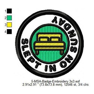 Könnte beinhalten: Gestickter Aufnäher mit dem Text "SLEPT IN ON SUNDAY". Das Design zeigt ein Bett in Gelb und Schwarz in einem grünen Kreis, alles umrahmt von einem schwarzen Rand. Der Aufnäher misst 73,8 x 73,8 mm.