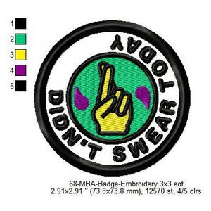 Puede incluir: Parche bordado con el texto "DIDN'T SWEAR TODAY" en negro, rodeando un diseño central. El diseño presenta una mano amarilla con los dedos cruzados, sobre un fondo verde con acentos morados. El parche mide 73,8 x 73,8 mm.