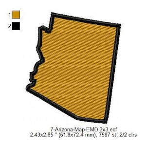Puede incluir: Un parche bordado del estado de Arizona en dorado con un contorno negro. El parche mide 61,8 mm por 72,4 mm y tiene 7587 puntadas. El texto "7-Arizona-Map-EMD 3x3.eof" está impreso debajo del parche.