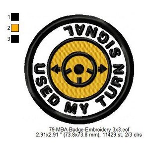 Könnte beinhalten: Ein gestickter schwarzer und gelber Aufnäher mit dem Text "TURN SIGNAL USED" in einem Kreis. Der Aufnäher hat einen Durchmesser von 73,8 mm.