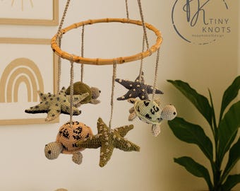 Baby mobile with contrasting colors; starfish and turtles; crochet pattern; PDF; English and German