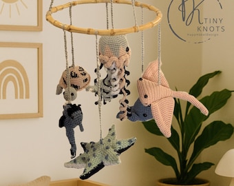 Baby mobile with contrasting colors; sea creatures; crochet pattern; PDF; English and German