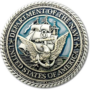 K&ouml;nnte beinhalten: Eine silberfarbene M&uuml;nze des US-Marineministeriums. Die M&uuml;nze zeigt ein detailliertes Emblem mit einem Schiff, einem Adler, einem Anker und dem Text "DEPARTMENT OF THE NAVY" und "UNITED STATES OF AMERICA". Die M&uuml;nze hat einen seilartigen Rand.