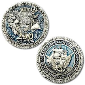K&ouml;nnte beinhalten: Zwei Gedenkm&uuml;nzen. Eine M&uuml;nze zeigt Neptun mit einem Dreizack, einem Hai und dem Text "250 YEARS THE SEAS IS OURS". Die andere M&uuml;nze zeigt ein Schiff, einen Adler und den Text "DEPARTMENT OF THE NAVY UNITED STATES OF AMERICA."