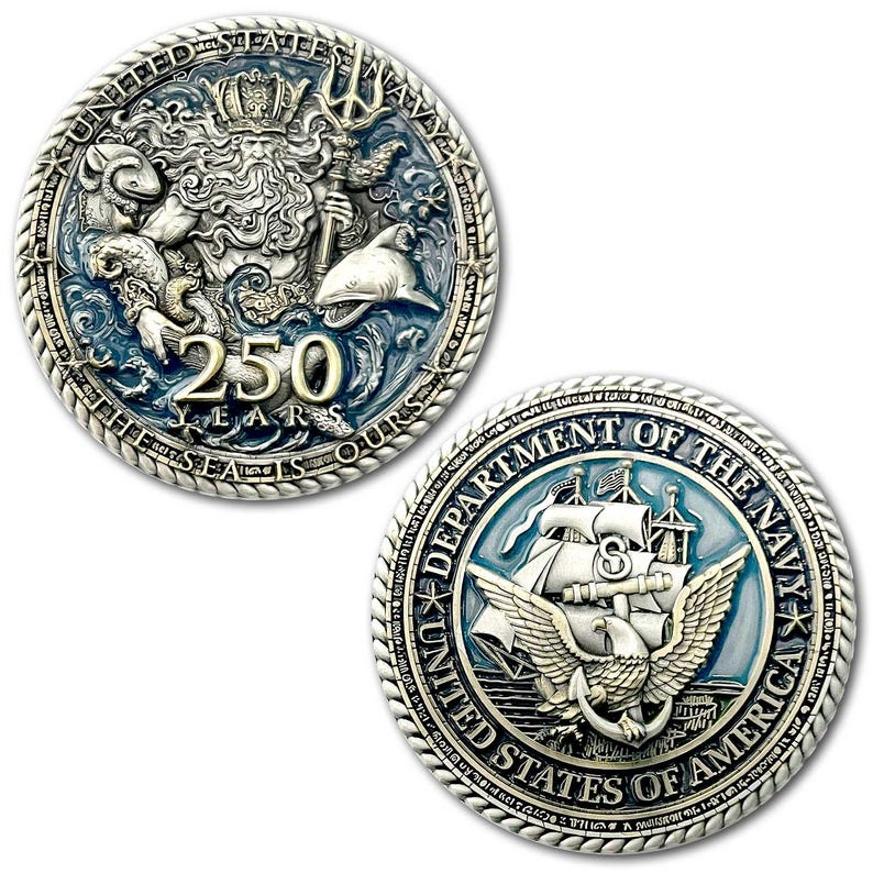 K&ouml;nnte beinhalten: Zwei Gedenkm&uuml;nzen. Eine M&uuml;nze zeigt Neptun mit einem Dreizack, einem Hai und dem Text "250 YEARS THE SEAS IS OURS". Die andere M&uuml;nze zeigt ein Schiff, einen Adler und den Text "DEPARTMENT OF THE NAVY UNITED STATES OF AMERICA."