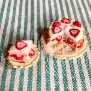 ミニチュア gâteau aux fraises à l'échelle 1:12、gâteau à l'ancienne avec fraises et crème fouettée pour maison de poupée