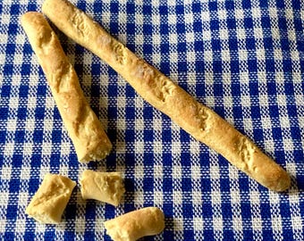 Miniature baguette in 1:12 scale, traditional baguette for dollhouse