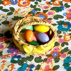 Panier de Pâques ミニチュア à l'échelle 1:12、oeufs de Pâques peints pour maison de poupée
