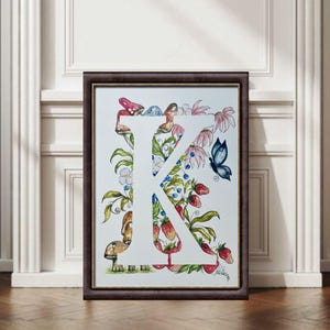 Acuarela inicial con hongos, arándanos, mariposa, fresas, flores florecientes y una mariposa. Obra de arte original hecha a mano.