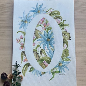 Monograma de aquarela personalizado – Inicial floral com flores azuis e botões rosa, arte de parede personalizada para berçário ou presente
