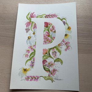 Inicial floral romântica em aquarela – decorada com rosas e margaridas cor-de-rosa, arte de parede para decoração de berçário ou casamento