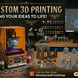Op de afbeelding: Advertentie voor aangepaste 3D-printdiensten. De afbeelding toont een 3D-printer, miniatuurfiguren, verfbenodigdheden en een computerscherm met een 3D-model. Tekst bevat "CUSTOM 3D PRINTING" en "BRING YOUR IDEAS TO LIFE!" met een oproep om de Etsy shop te bezoeken.