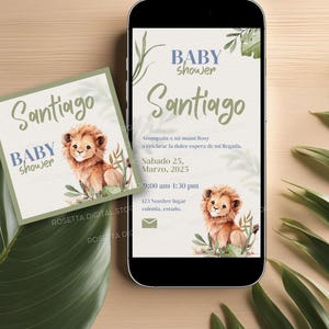 Puede incluir: Una invitación de baby shower azul y verde con una ilustración de un cachorro de león. La invitación dice "Baby Shower Santiago" e incluye la fecha y la hora del evento.
