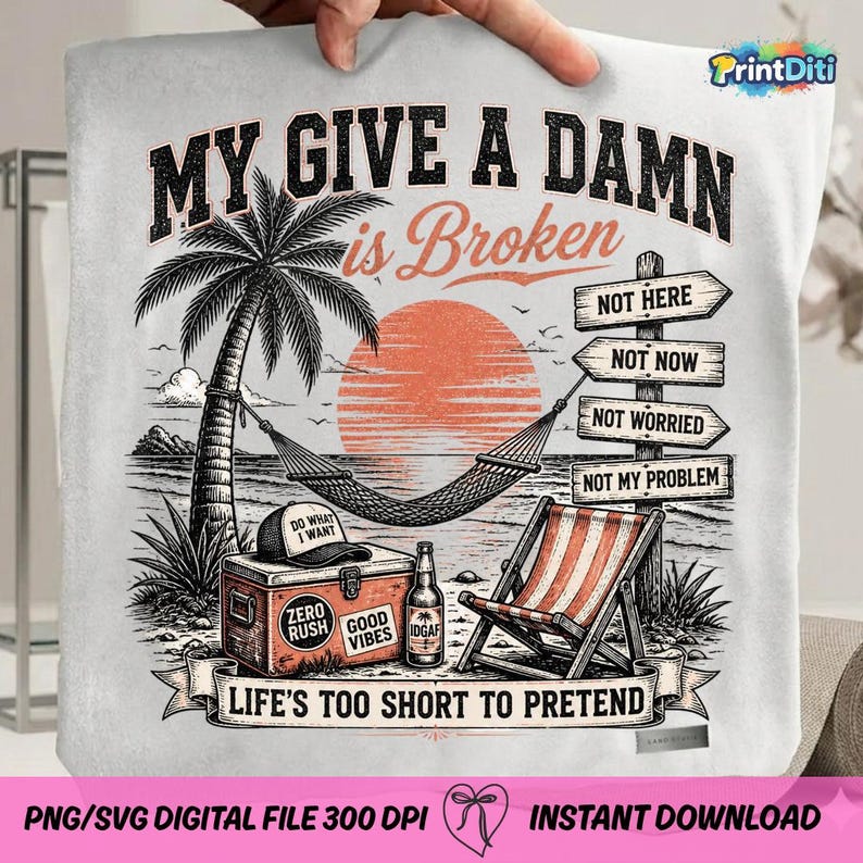 Pode incluir: Um artigo de tecido branco com um gr&aacute;fico de praia que inclui uma palmeira, uma rede, uma geleira, uma garrafa e uma cadeira de praia. O texto diz: MY GIVE A DAMN IS BROKEN, NOT HERE, NOT NOW, NOT WORRIED, NOT MY PROBLEM, LIFE'S TOO SHORT TO PRETEND.