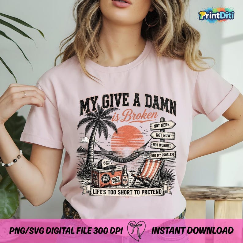Pode incluir: Uma t-shirt rosa claro com um gr&aacute;fico de praia que inclui uma palmeira, uma rede, uma geleira e uma cadeira de praia. O texto diz: MY GIVE A DAMN is Broken, NOT HERE, NOT NOW, NOT WORRIED, NOT MY PROBLEM, LIFE'S TOO SHORT TO PRETEND.