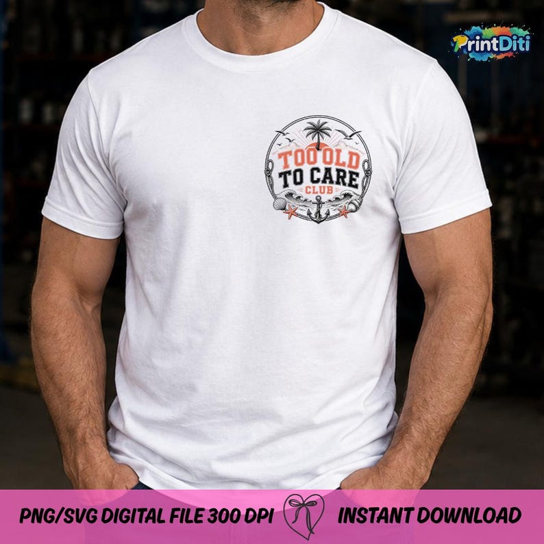 Pode incluir: Uma t-shirt branca de manga curta com um gr&aacute;fico circular no peito esquerdo. O design inclui uma palmeira, &acirc;ncora, estrelas-do-mar e o texto "TOO OLD TO CARE CLUB" em letras pretas e laranja, rodeado por uma borda de corda.
