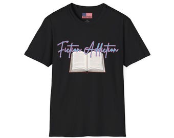 Könnte beinhalten: Schwarzes T-Shirt mit einem Grafikdruck eines offenen Buches und dem Text "Fiction Addiction" in lila und blauer Schrift.