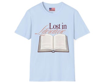 Könnte beinhalten: Hellblaues T-Shirt mit einem Grafikdruck eines geöffneten Buches und dem Text "Lost in Literature".