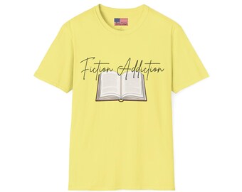 Könnte beinhalten: Ein gelbes T-Shirt mit dem Text "Fiction Addiction" und einer Illustration eines offenen Buches.
