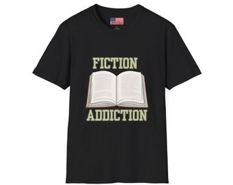 Könnte beinhalten: Schwarzes T-Shirt mit einem weißen, geöffneten Buch-Motiv und dem Text "FICTION ADDICTION" in Gelb.