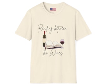 Camiseta Reading Between the Wines, regalo para amantes del vino, camiseta relajante, camiseta con temática de libros y vinos, atuendo para cata de vinos, regalo para lectores