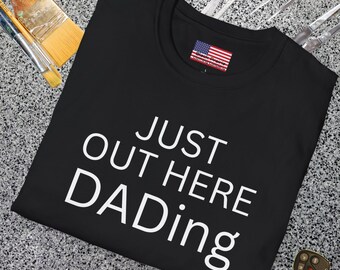 OUT HERE DADing Lustiges Papa T-Shirt, Perfekt für Vatertag, Papa Geschenk, Freizeitkleidung, Papa Humor Shirt, Unisex Softstyle T-Shirt