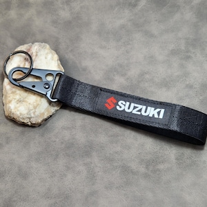 Suzuki Lanyard Handgelenk Schlüsselanhänger mit Jogi Samurai Swift Jacke Schlüssel Auto Accessoire Geschenk für Männer Geburtstag Weihnachten