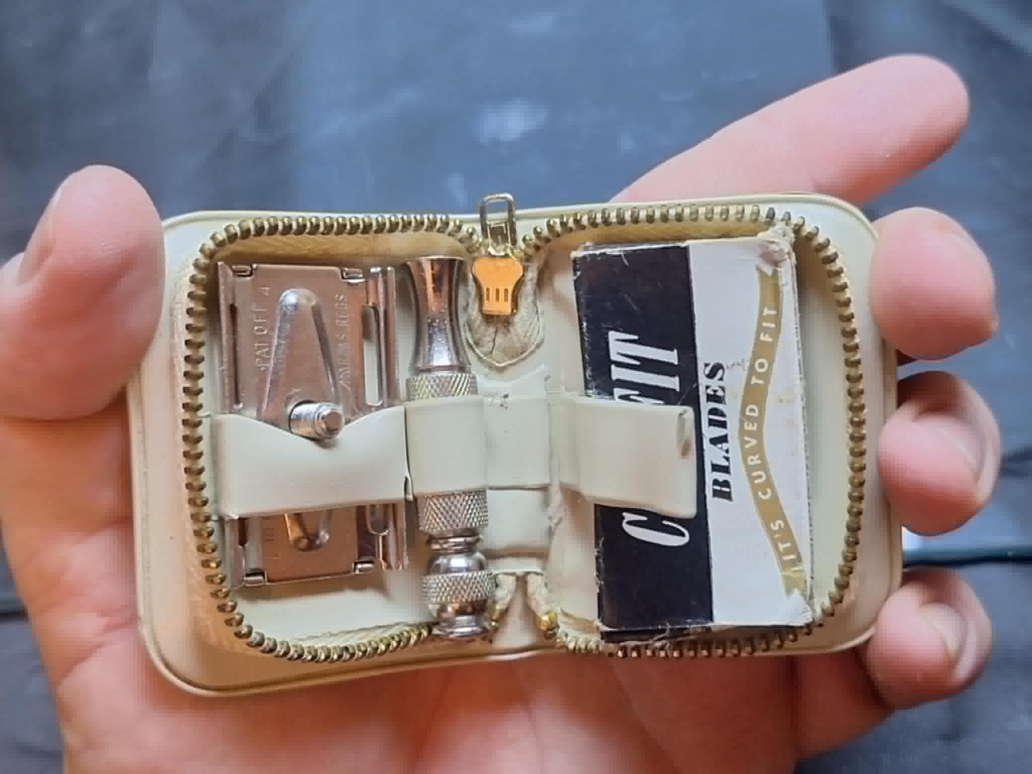 Gillette Safety Razor Travel Set ~ Zip-up Case ~ Classic Shaving