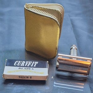 Gillette Safety Razor Travel Set ~ Zip-Up Case ~ Classic Shaving Collectible