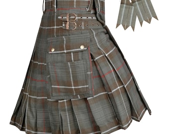 Può includere: Un kilt a quadri grigio e marrone con una grande tasca cargo dotata di bottoni a pressione metallici, due cinghie laterali regolabili con fibbie in metallo e un design plissettato. Due linguette in tessuto abbinate sono posizionate sopra.
