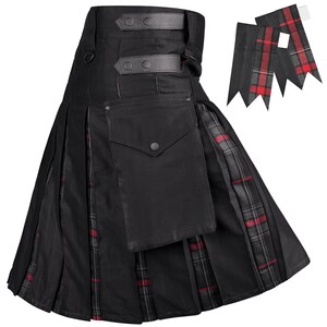 Peut inclure: Un kilt utilitaire noir doté d'une grande poche cargo, de sangles latérales réglables avec boutons-pression en métal et de sections plissées révélant un motif tartan rouge, gris et noir. L'ensemble inclut deux jarretières tartan assorties.