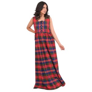 Peut inclure: Une robe longue sans manches à carreaux rouges, bleus, verts et jaunes. La robe présente une encolure carrée avec un détail de laçage et une taille froncée. Le tissu semble être une matière tissée.