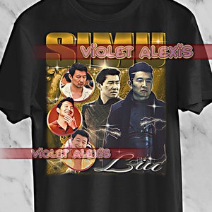 以下が含まれることがあります： 黒いTシャツ。金色のグラフィックデザインで「SIMU」という名前と男性の画像が描かれています。「Violet Alexis」と「Liu」の文字もTシャツに表示されています。