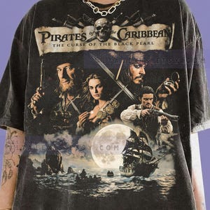 Camiseta Comfort Colors® de Piratas del Caribe: La maldición de la Perla Negra, Jack Sparrow, Johnny Depp, Keira Knightley, Orlando Bloom,
