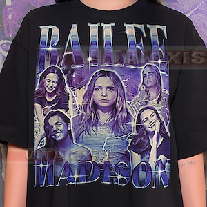 Puede incluir: Camiseta negra con un diseño gráfico con el nombre "BAILEE MADISON" en una fuente degradada azul y morada. El diseño incluye múltiples imágenes de Bailee Madison. La camiseta es de cuello redondo.