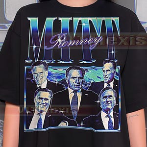 Op de afbeelding: Zwart T-shirt met een grafisch ontwerp met de naam "MITT Romney" in een blauwe en paarse gradiëntlettertype. Het ontwerp bevat een collage van afbeeldingen van Mitt Romney in een pak en stropdas.