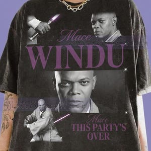 Peut inclure: T-shirt gris foncé avec des images de Mace Windu avec un sabre laser violet et le texte "Mace Windu" et "This Party's Over". Le t-shirt est en matériau Graphite Comfort Colors.