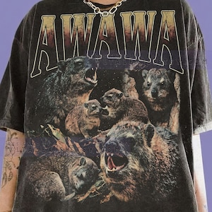 Puede incluir: Camiseta gris oscuro con un gráfico de varios damanes y la palabra "AWAWA" en letras desgastadas. La camiseta está etiquetada como "Comfort Colors Graphite".