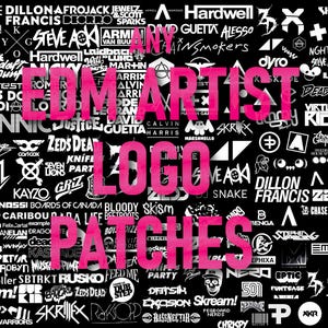 Peut inclure: Une image en noir et blanc avec un collage de logos d'artistes EDM. Les mots "EDM ARTIST LOGO PATCHES" sont écrits en grandes lettres roses au centre de l'image.